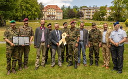 Stadt bekommt die Gelbe Schleife - Viele Besucher rund um den Schlosspark