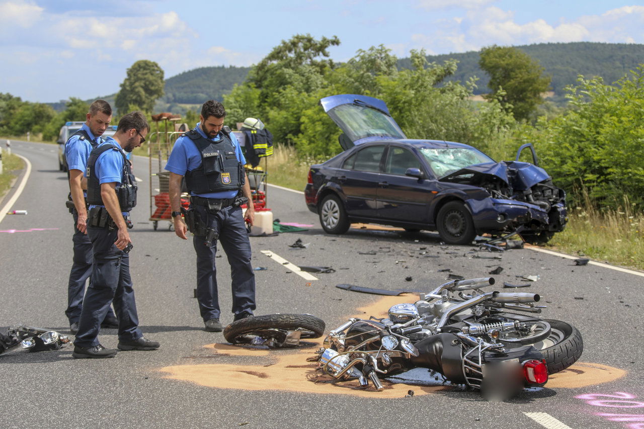 Autofahrer Will Bus überholen, Danach Frontalcrash - Motorradfahrer (62 ...