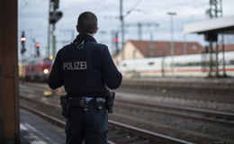 Lkw-Auflieger auf Güterzug im Bahnhof Mecklar aufgebrochen