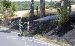 Grünstreifen in der Nähe eines Weizenfeldes brennt