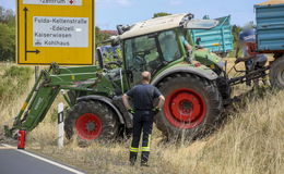 Traktor kommt mit Anhänger vom Feldweg ab und landet auf B27