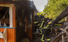 Gartenhütte gerät in Brand: Einsatzkräfte haben Feuer schnell unter Kontrolle