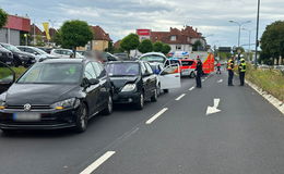 Auffahrunfall: Drei Fahrzeuge krachen in Frankfurter Straße aufeinander