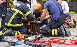 Kurioser Feuerwehreinsatz: Mit der Flex Mann von Gullydeckel befreit