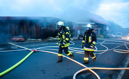 Drei Verletzte und mehrere Oldtimer durch Feuer in Hainzell zerstört