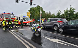 B 458 gesperrt: Großaufgebot an Rettern zu Auffahrunfall alarmiert