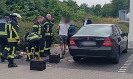 Einsatz auf Parkplatz: Kleinkind mit Schlüssel alleine im Auto gelassen