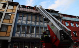 Rauchwolke alarmiert Feuerwehr: Feuer an Balkon kann schnell gelöscht werden