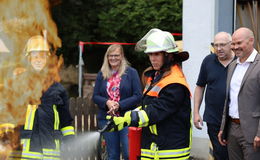 Hier kämpft Landtagspräsidentin Astrid Wallmann gegen die Flammen