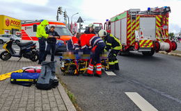 Rollerfahrer rutscht auf Ölspur aus: leicht verletzt ins Krankenhaus