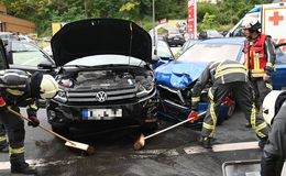 Vor dem Rewe-Parkplatz kracht es - Unfall mit zwei Verletzten