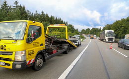 Lkw und Pkw kollidiert - Ärztin aus verunglücktem Fahrzeug eilt zur Hilfe