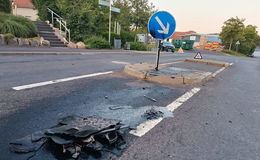 Wohl von tief stehender Sonne geblendet: Pkw fährt über Verkehrsinsel