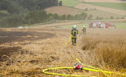 Feuer bricht auf Feld aus: Einsatzkräfte und Landwirte ziehen an einem Strang