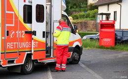 Betrunkener greift Rettungssanitäter an