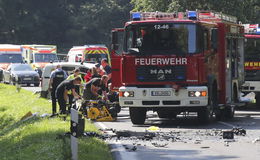 Junger Mann aus Auto geschleudert - Fünf Menschen schwer verletzt