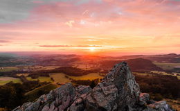 Sonnenuntergang wie im Bilderbuch: Intensives Farbspiel am Abend