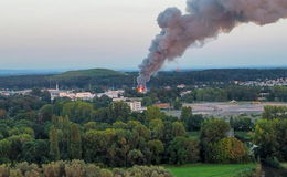 Großbrand in Recyclinglager - 30 Feuerwehrkräfte atmen Rauchgas ein