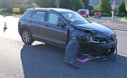 Unfall im Kreuzungsbereich - Mercedes missachtet Vorfahrt