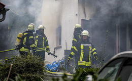 Dichter Rauch quillt aus Anbau: Feuerwehr kann Brand löschen