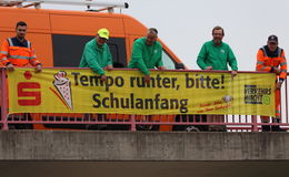 Warnbanner "Tempo runter-Rücksicht bitte" an Brücken und über Bundestraßen