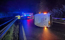 Kontrolle in Rechtskurve verloren - Fahrer kann sich selbst befreien