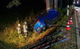 Pkw kollidiert mit Baum - 22-jähriger Fahrer verstirbt vor Ort