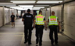 Großeinsatz im Bahnhof Frankfurt-Höchst – Meldungen über Schüsse