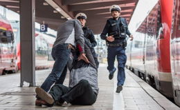 Zugbegleiter geschlagen - Bundespolizei sucht Zeugen