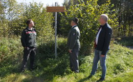 Kleine Feierstunde: Städtischer Waldweg heißt jetzt "Peter-Kraus-Weg"