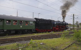 Ein wunderbarer Tag für alle Eisenbahner: Schnellzugdampflok 01 1104 gratuliert