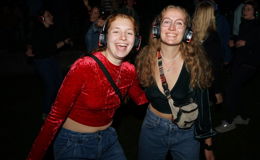 Party mit Kopfhörern? DJs feiern mit 250 Gästen "zusammen durcheinander"