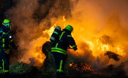 Brandstiftung: Heuballen und Scheune brannten, zwei Ziegen tot