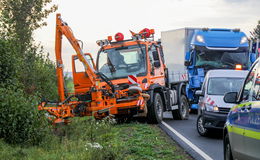 Unfall auf der B 254: Lkw kracht in arbeitendes Mähfahrzeug