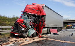 Lkw-Fahrer (27) stirbt bei schwerem Unfall - er hinterlässt zwei Töchter