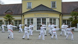 20 Karatekas meistern die "100 Kata Challenge"