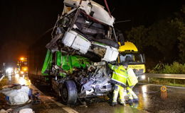 Schwerer Unfall zwischen drei Lkw - Fahrerhaus reißt ab