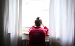Depression und Einsamkeit: Decke über den Kopf und Ruhe