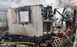 Brennende Gartenhütte erfordert großen Feuerwehreinsatz - Ursache unklar