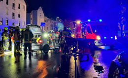 Schwerer Unfall am Abend: Eine Person muss von Feuerwehr befreit werden