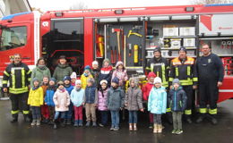 Kinder besuchen die Freiwillige Feuerwehr und haben dabei großen Spaß