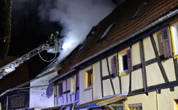 Großeinsatz wegen Dachstuhlbrand - Löscharbeiten laufen