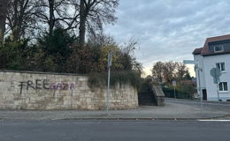 Unbekannte sprühen "Free Gaza"-Graffiti an Friedhofsmauer in Neuenberg