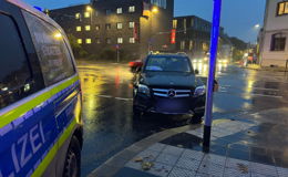 Unfall bei Regen: Mercedes-Benz touchiert VW Caddy auf der Kreuzung