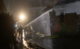 Gasflaschen in der Werkstatt: Scheunenbrand fordert Feuerwehr heraus