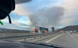 Mit Asbestabfällen beladen: Brennender Lkw auf der A66