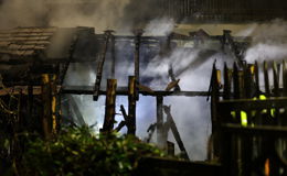 Gartenhütte ausgebrannt: Anwohner bei Löschversuch verletzt