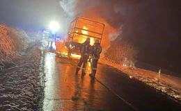 Kleintransporter brennt vollständig aus - Fahrer (42) bringt sich in Sicherheit