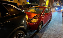 Autofahrer bemerkt rote Ampel zu spät und verursacht Auffahrunfall