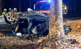 19-Jähriger bei Unfall schwer verletzt – Mercedes prallt gegen Baum